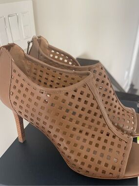 EUC Women’s Tan Cutout Peep-Toe Heels